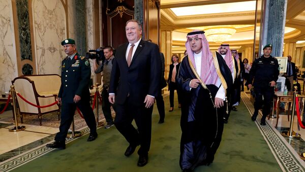 Mike Pompeo, secretario de Estado de EEUU y Adel al Jubeir, canciller de Arabia Saudí - Sputnik Mundo