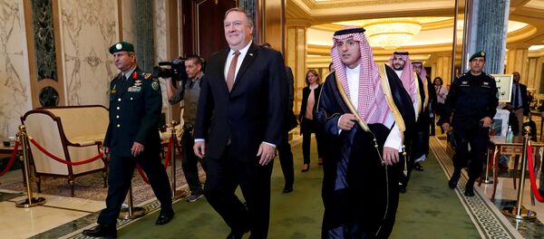 Mike Pompeo, secretario de Estado de EEUU y Adel al Jubeir, canciller de Arabia Saudí - Sputnik Mundo