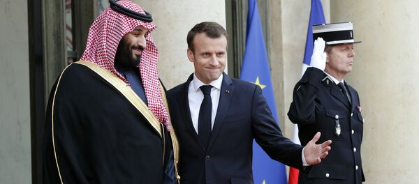Mohamed bin Salman, príncipe heredero de Arabia Saudí y Emmanuel Macron, presidente de Francia - Sputnik Mundo