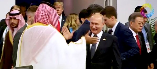 El príncipe heredero de Arabia Saudí, Mohammed bin Salman, saluda al presidente de Rusia, Vladímir Putin El príncipe heredero de Arabia Saudí, Mohammed bin Salman, saluda al presidente de Rusia, Vladímir Putin - Sputnik Mundo