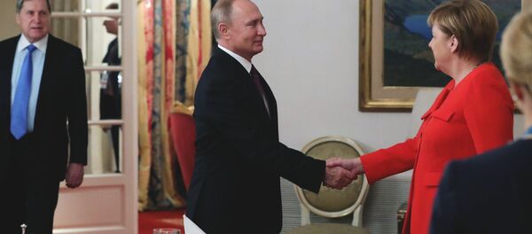 El presidente ruso, Vladímir Putin, y la canciller alemana, Angela Merkel, en la cumbre de G20 en Argentina - Sputnik Mundo