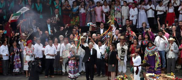 López Obrador recibe bastón de mando de pueblos indígenas de México - Sputnik Mundo