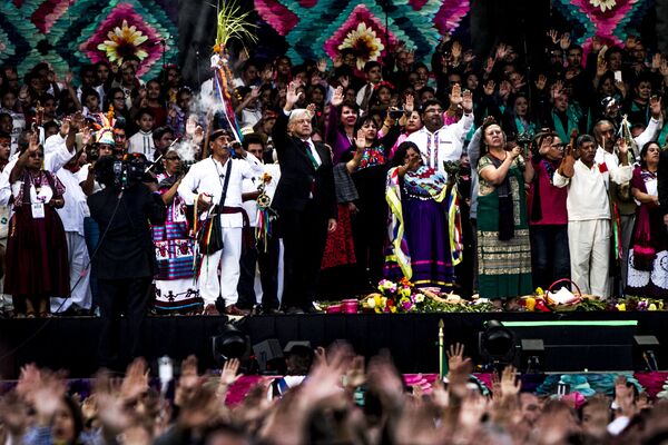 Andrés Manuel López Obrador durante su primer discurso como presidente de los Estados Unidos Mexicanos en el Zócalo capitalino Andrés Manuel López Obrador durante su primer discurso como presidente de los Estados Unidos Mexicanos en el Zócalo capitalino - Sputnik Mundo