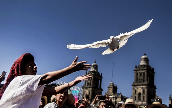 Miembros de la Gubernatura Nacional Indígena en una de las actividades para nombrar como jefe supremo de los pueblos indígenas a Andrés Manuel López Obrador durante su primer discurso como presidente en el Zócalo capitalino Miembros de la Gubernatura Nacional Indígena en una de las actividades para nombrar como jefe supremo de los pueblos indígenas a Andrés Manuel López Obrador durante su primer discurso como presidente en el Zócalo capitalino - Sputnik Mundo