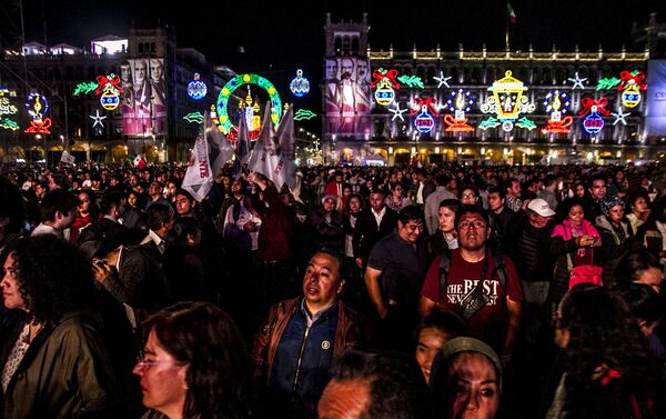 Miles de simpatizantes durante el primer discurso de Andrés Manuel López Obrador en el Zócalo capitalino Miles de simpatizantes durante el primer discurso de Andrés Manuel López Obrador en el Zócalo capitalino - Sputnik Mundo