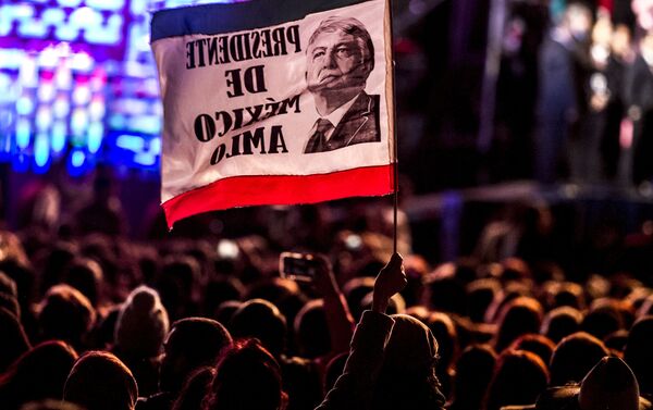 Una mujer hondea una bandera con la leyenda “PRESIDENTE DE MÉXICO AMLO” durante el primer discurso del 85 Presidente de los Estados Unidos Mexicanos, Andrés Manuel López Obrador Una mujer hondea una bandera con la leyenda “PRESIDENTE DE MÉXICO AMLO” durante el primer discurso del 85 Presidente de los Estados Unidos Mexicanos, Andrés Manuel López Obrador - Sputnik Mundo