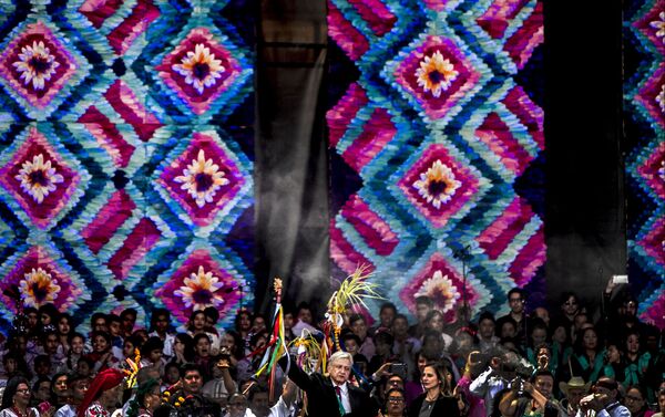 Andrés Manuel López Obrador y su cónyugue Beatriz Gutiérrez Müller durante su primer discurso como presidente de los Estados Unidos Mexicanos en el Zócalo capitalino Andrés Manuel López Obrador y su cónyugue Beatriz Gutiérrez Müller durante su primer discurso como presidente de los Estados Unidos Mexicanos en el Zócalo capitalino - Sputnik Mundo