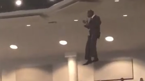 ¿Un milagro? Un pastor entra volando a la iglesia y se hace viral (vídeos) - Sputnik Mundo