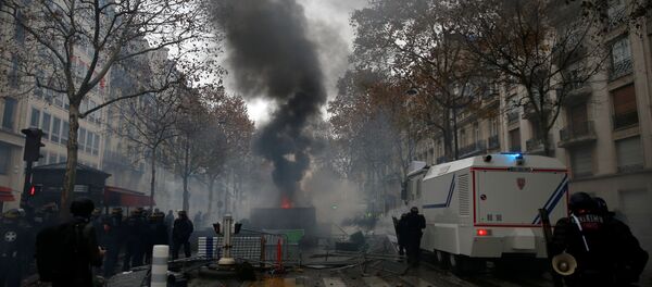 Barricadas en París durante protestas de 'chalecos amarillos' Barricadas en París durante protestas de 'chalecos amarillos' - Sputnik Mundo