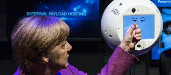 Angela Merkel con el robot CIMON Angela Merkel con el robot CIMON - Sputnik Mundo