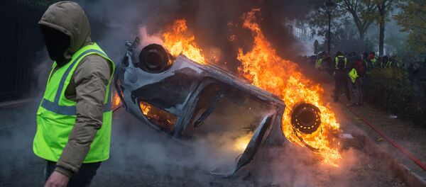 Fuego, enfrentamientos y caos: así defienden sus derechos en París los 'chalecos amarillos' - Sputnik Mundo