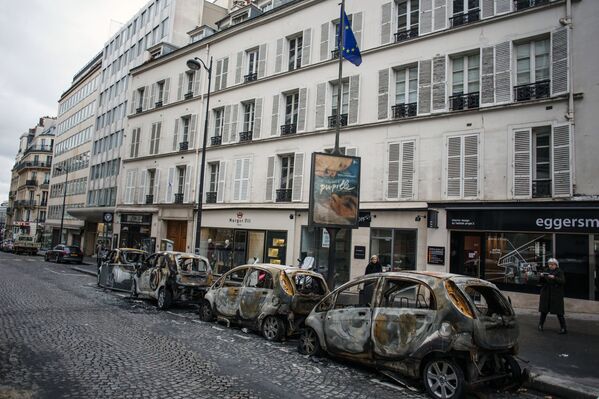 Fuego, enfrentamientos y caos: así defienden sus derechos en París los 'chalecos amarillos' - Sputnik Mundo