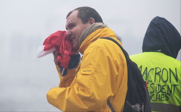 Fuego, enfrentamientos y caos: así defienden sus derechos en París los 'chalecos amarillos' - Sputnik Mundo