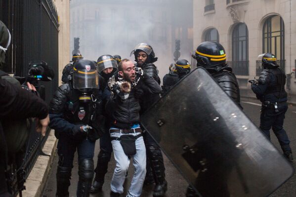 Fuego, enfrentamientos y caos: así defienden sus derechos en París los 'chalecos amarillos' - Sputnik Mundo