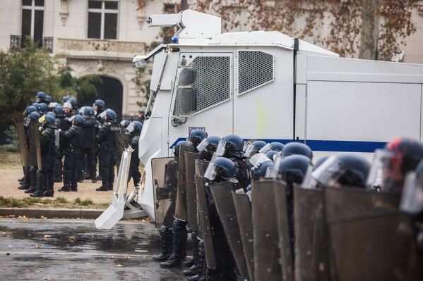 Fuego, enfrentamientos y caos: así defienden sus derechos en París los 'chalecos amarillos' - Sputnik Mundo