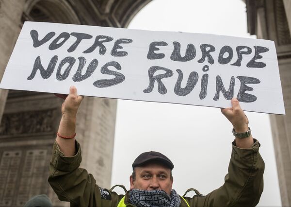 Fuego, enfrentamientos y caos: así defienden sus derechos en París los 'chalecos amarillos' - Sputnik Mundo