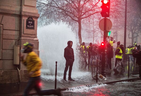 Fuego, enfrentamientos y caos: así defienden sus derechos en París los 'chalecos amarillos' - Sputnik Mundo