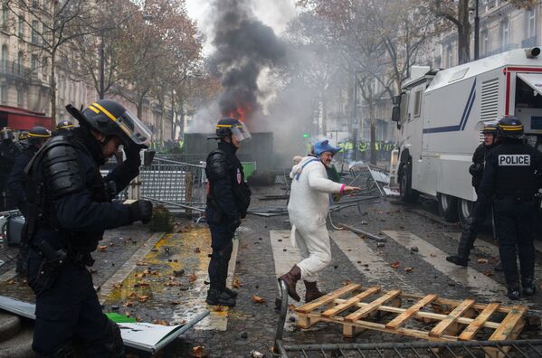 Fuego, enfrentamientos y caos: así defienden sus derechos en París los 'chalecos amarillos' - Sputnik Mundo