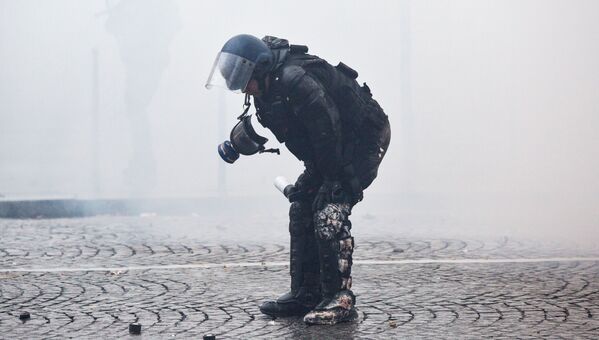 Fuego, enfrentamientos y caos: así defienden sus derechos en París los 'chalecos amarillos' - Sputnik Mundo