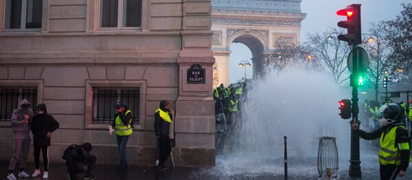 Las protestas de los chalecos amarillos en París, Francia - Sputnik Mundo