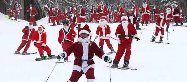 Más de 200 personas disfrazadas de Papá Noel se reunieron para practicar esquí y snowboard en Newry, EEUU - Sputnik Mundo