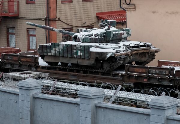 Kiev desplaza vehículos blindados a la ciudad de Mariúpol  - Sputnik Mundo