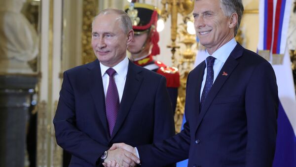 Presidente de Rusia, Vladímir Putin, con su par argentino, Mauricio Macri, durante la cumbre del G20 - Sputnik Mundo