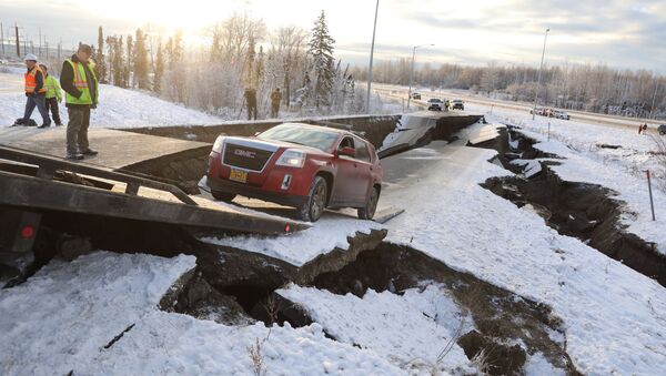 Las consecuencias del potente sismo en Alaska - Sputnik Mundo