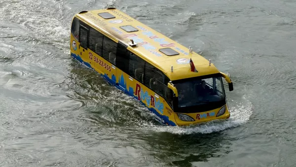 Un autobús anfibio (imagen referencial) - Sputnik Mundo