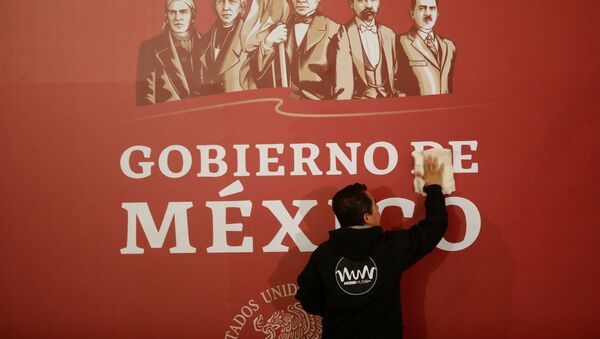 Cartel con el logo del Gobierno de México - Sputnik Mundo