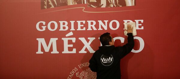 Cartel con el logo del Gobierno de México Cartel con el logo del Gobierno de México - Sputnik Mundo
