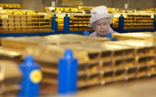 Isabel II del Reino Unido visita la reservas de oro del Banco de Inglaterra en 2012 - Sputnik Mundo