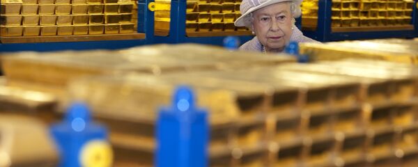 Isabel II del Reino Unido visita la reservas de oro del Banco de Inglaterra en 2012 - Sputnik Mundo