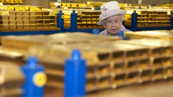 Isabel II del Reino Unido visita la reservas de oro del Banco de Inglaterra en 2012