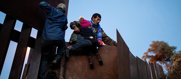 Los migrantes en la frontera entre México y EEUU Los migrantes en la frontera entre México y EEUU - Sputnik Mundo