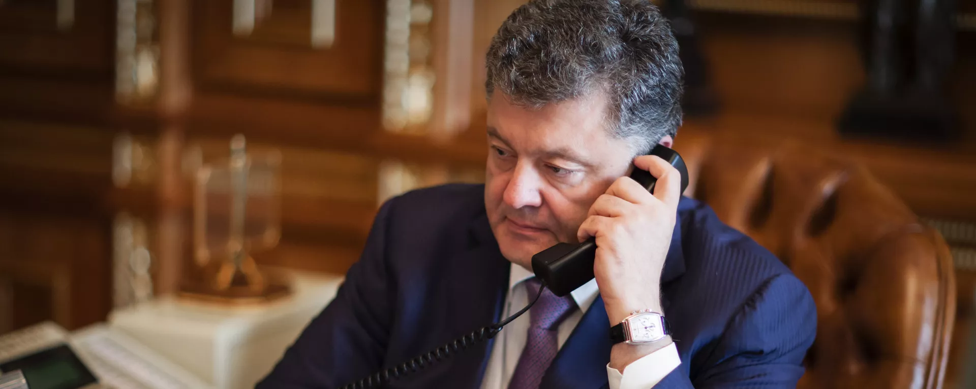 Petró Poroshenko, presidente de Ucrania, hablando por teléfono Petró Poroshenko, presidente de Ucrania, hablando por teléfono - Sputnik Mundo, 1920, 20.12.2021
