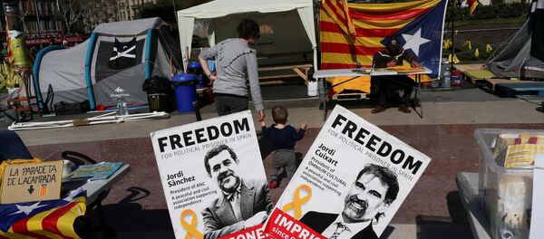 Banderas independistas de Cataluña y fotografías de los presos políticos - Sputnik Mundo