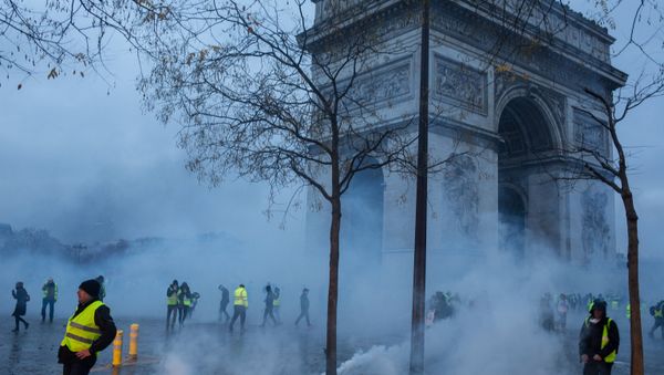 Protestas de los 'chalecos amarillos' cerca del Arco del Triunfo en París, Francia Protestas de los 'chalecos amarillos' cerca del Arco del Triunfo en París, Francia - Sputnik Mundo