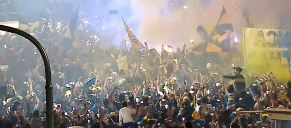 Buenos Aires se tiñe de azul y oro con la partida de Boca con destino a Madrid - Sputnik Mundo