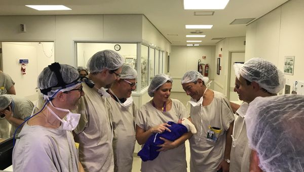 La primera niña fruto del útero transplantado de una mujer ya fallecida La primera niña fruto del útero transplantado de una mujer ya fallecida - Sputnik Mundo