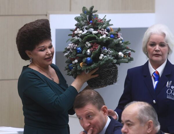 El árbol de Navidad que Valentina Petrenko regaló a Valentina Matvienko  - Sputnik Mundo