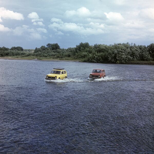 Dos vehículos Lada Niva cruzan un río en Siberia, 1977 - Sputnik Mundo
