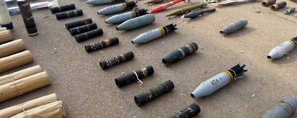 Armas y municiones encontradas en un almacén subterráneo en Siria - Sputnik Mundo