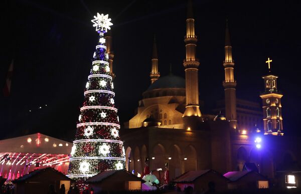 Árbol de Navidad frente a la mezquita Mohammad al-Amin  y la Iglesia de San Jorge en la capital de Líbano, Beirut| - Sputnik Mundo