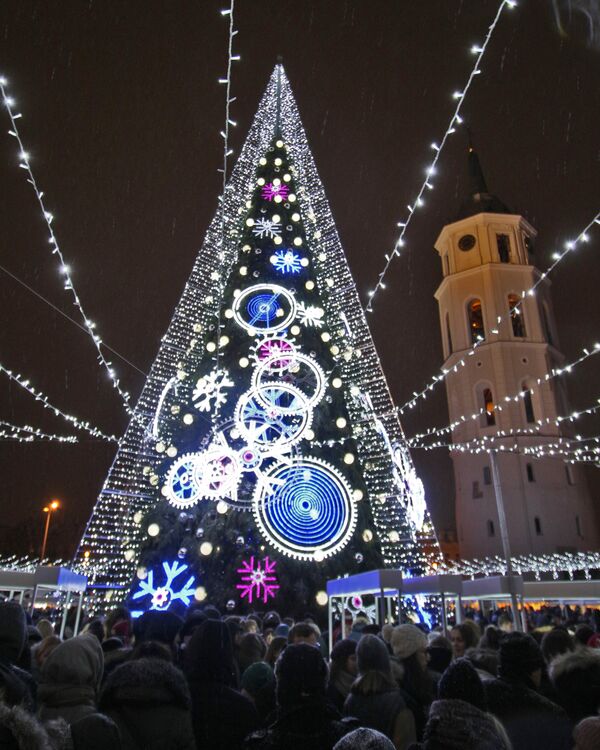 Un árbol de Navidad iluminado que se muestra fuera de la Catedral durante la ceremonia de iluminación en Vilna, Lituania - Sputnik Mundo