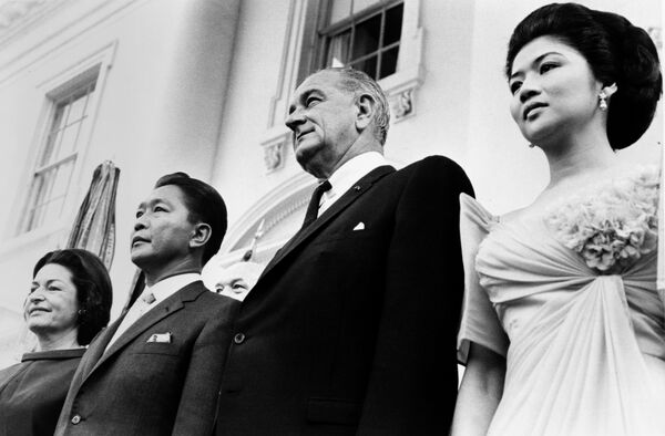 Por su sutil apariencia y fuerte carácter, Imelda Marcos fue conocida entre los filipinos por el alias de 'Mariposa de Hierro'. En la foto: la familia Marcos es recibida en la Casa Blanca por el presidente Lyndon B. Johnson y su esposa. - Sputnik Mundo