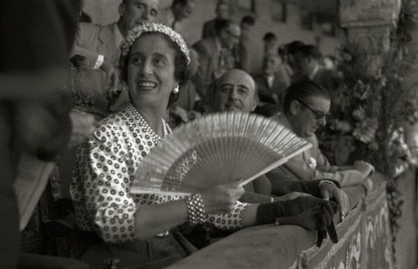 Francisco Franco y su esposa, Carmen Polo, en la plaza de toros El Txofre, País Vasco (España), 1950 - Sputnik Mundo