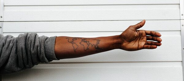 Mapa del mundo tatuado en brazo Mapa del mundo tatuado en brazo - Sputnik Mundo