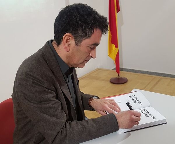 Juan Mayorga firma sus libros en el Instituto Cervantes Juan Mayorga firma sus libros en el Instituto Cervantes - Sputnik Mundo