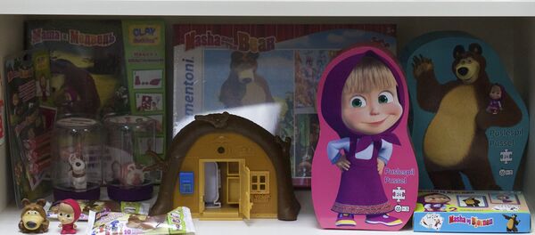 Mercancías con los personajes de Masha y el Oso - Sputnik Mundo